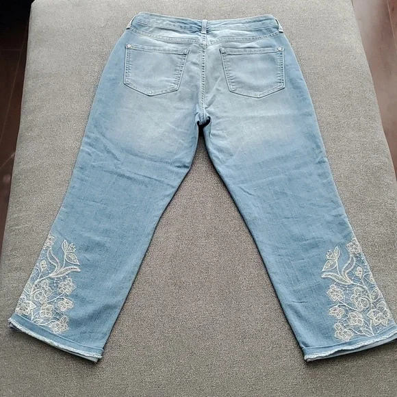 NINE WEST Floral Embroidered Hem Chrystie Capri Jeans SIZE: 4 - Picture 7 of 13